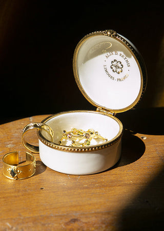 Boîte à bijoux sertie en porcelaine blanche signée Alix D. Reynis, création artisanale française d’une élégance intemporelle, proposée par Coton en Herbe.