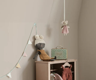 Souris ange dans la valise maileg coton en herbe chambre