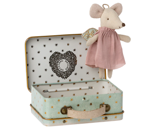 Souris ange dans la valise maileg coton en herbe valise ouverte