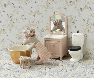 Souris grande soeur spa maileg coton en herbe salle de bain
