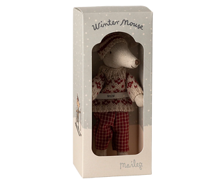 Souris en hiver et sa paire de skis Maman Rouge