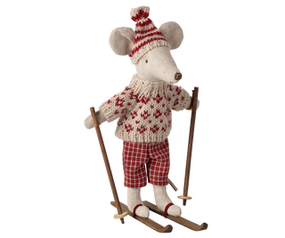 Souris en hiver et sa paire de skis Maman Rouge