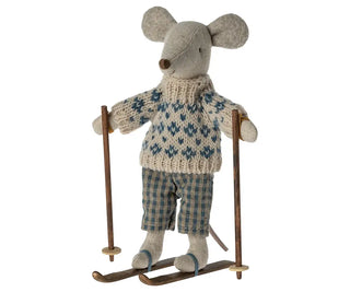 Souris en hiver avec sa paire de ski maileg coton en herbe