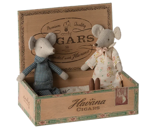 Grand-mère et grand-père souris maileg coton en herbe dans boite ancienne