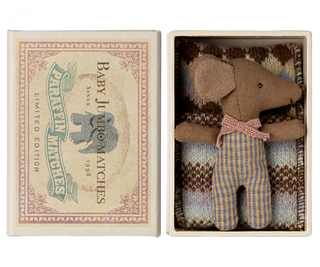 Souris bébé Sleepy wakey dans sa boîte rose miniatures maileg coton en herbe