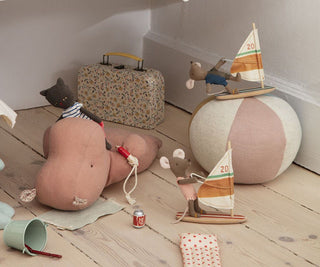Souris petite sœur surf maileg coton en herbe chambre enfants