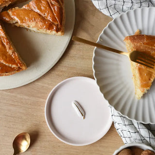 fève plume en porcelaine pour galette baubels coton en herbe