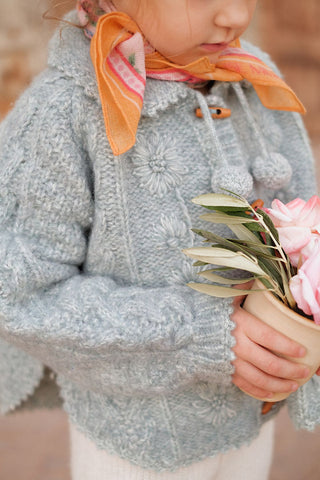 Cape Khella bleu pour enfants en maille louise misha coton en herbe