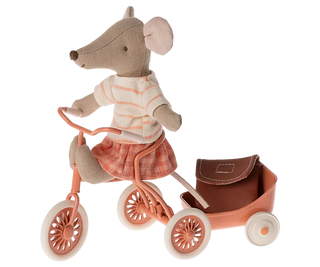 Souris grande soeur avec son tricycle maileg coton en herbe détails vélo