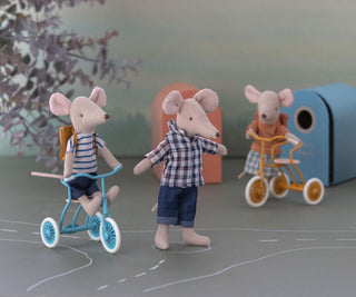Souris tricycle Grand frère et son sac maileg coton en herbe école 