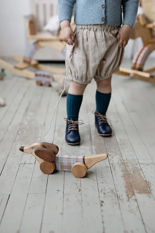 chien saucisse à tirer mobilité enfant Friendly Toys Coton en herbe