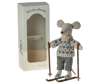 Souris en hiver avec sa paire de ski maileg coton en herbe winter mouse