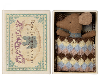 Souris bébé Sleepy wakey dans sa boîte bleu maileg coton en herbe enfants