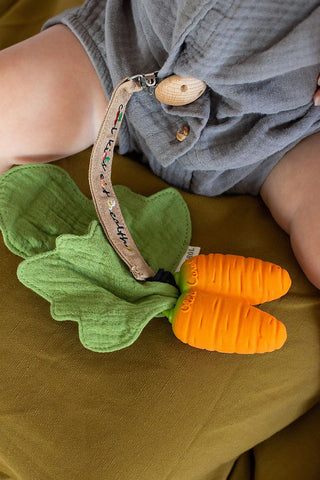 attache tétine Mini doudou Cathy la Carotte oli & carol coton en herbe