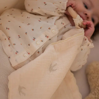 doudou lange en gaz de coton hirondelles Gentil Coquelicot Coton en Herbe