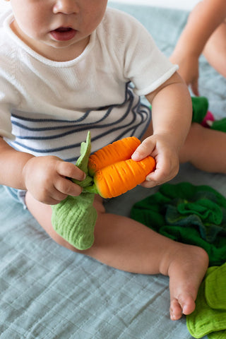 cadeau naisssance Mini doudou Cathy la Carotte oli & carol coton en herbe