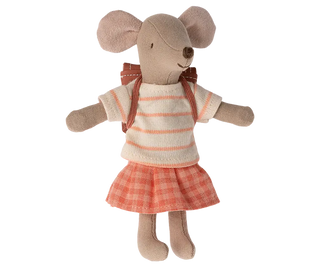 Souris grande soeur avec son tricycle maileg coton en herbe