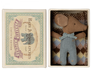 Souris bébé Sleepy wakey dans sa boîte bleu maileg coton en herbe miniature