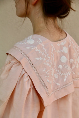 Blouse rose et col marin brodé