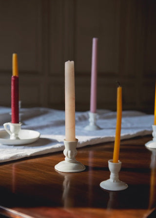 Bougeoir Godron en porcelaine fine signé Alix D. Reynis, au design élégant et intemporel, disponible chez Coton en Herbe