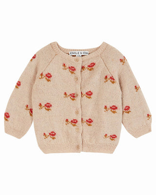 Cardigan beige à motif jacquard rouge pour enfant, en maille douce avec fermeture boutonnée.