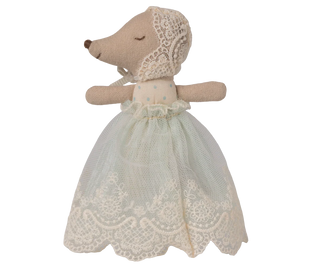 Bébé souris en robe