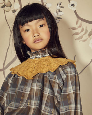 Détail col volanté et lurex de la blouse enfant