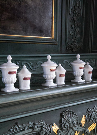 Bougie Napoléon parfumée Oratorio en porcelaine de Limoges signée Alix D. Reynis (40 h, notes d’encens), présentée par la boutique Coton en Herbe.