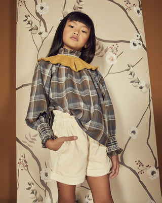 Fille portant la blouse Yuki manches bouffantes