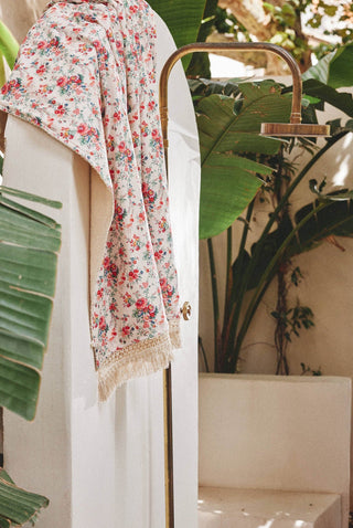 Serviette de bain Lana fleurs roses Louise Misha coton en herbe