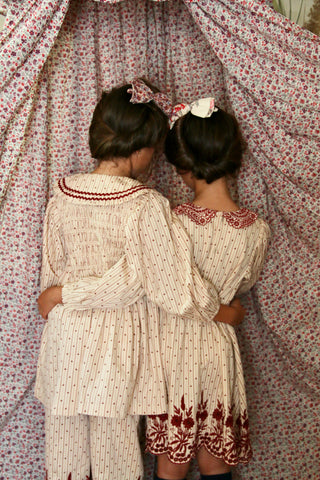 Robe rayée brodée
