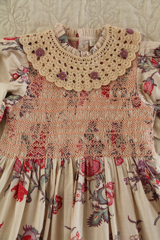 Robe à smocks, col crochet