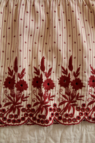 Robe rayée brodée