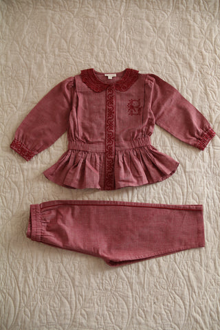 Le pyjama brodé rouge chambray
