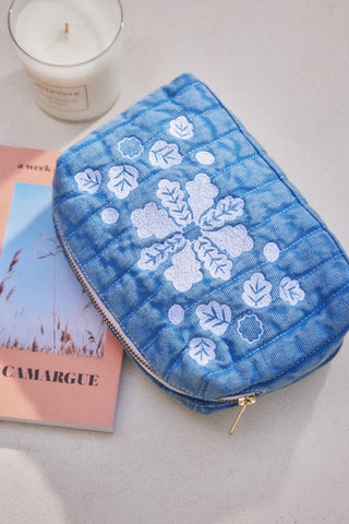 Pochette Teiki bleu avec broderies Louise Misha coton en herbe