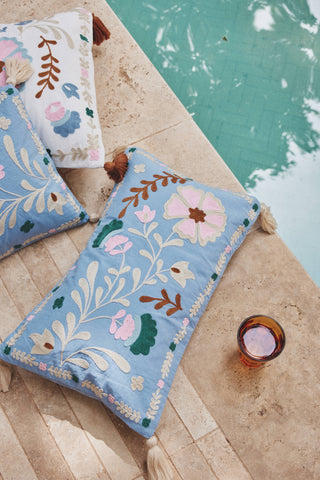 Housse de coussin Janet bleu brodé Louise Misha coton en herbe