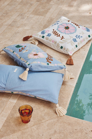 Housse de coussin Janet bleu brodé Louise Misha coton en herbe