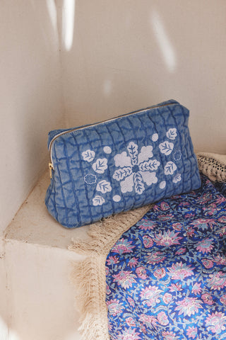 Pochette Teiki bleu avec broderies Louise Misha coton en herbe