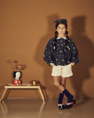 Look enfant décontracté avec short crème