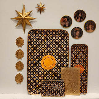 Médaillons La Crèche en métal doré signés Boncoeurs, créations artisanales inspirées de la Nativité, empreintes de lumière et de douceur, proposées par la boutique Coton en Herbe.