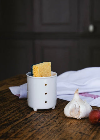 Pot à éponge en cporcelaine blanche Alix D. Reynis, pièce artisanale au charme français, proposé par la boutique Coton en Herbe.
