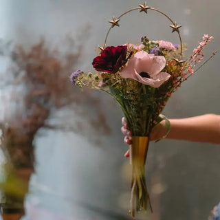 Anneau de bouquet en métal doré signé Boncoeurs, création artisanale raffinée pour sublimer vos compositions florales, disponible chez la boutique Coton en Herbe.