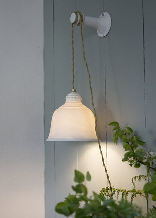 Baladeuse Angkor en porcelaine blanche signée Alix D. Reynis, luminaire artisanal au charme intemporel, disponible chez Coton en Herbe