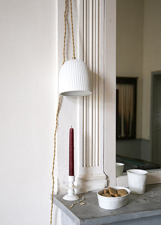 Baladeuse en porcelaine blanche modèle Corinthe signée Alix D. Reynis, luminaire artisanal raffiné proposé par la boutique Coton en Herbe.