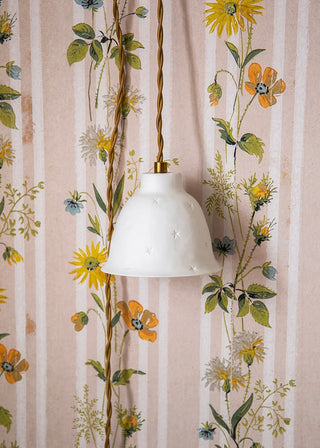 Mini baladeuse en porcelaine blanche Nuit Étoilée signée Alix D. Reynis, luminaire délicat et poétique disponible chez Coton en Herbe.