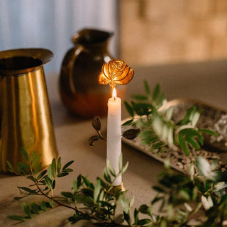 Bijou de Bougie Rose en métal doré signé Boncoeurs, création artisanale raffinée et symbolique, pour illuminer vos bougies d’une touche d’amour et de délicatesse, disponible chez la boutique Coton en Herbe