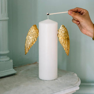 Bijou de Bougie Ailes en métal doré signé Boncoeurs, création artisanale délicate inspirée de la lumière et de la protection angélique, proposée par la boutique Coton en Herbe