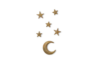 Bijou de Bougie Lune et Étoile en métal doré signé Boncoeurs, création artisanale céleste et symbolique, pour illuminer vos bougies d’un éclat doré, disponible chez la boutique Coton en Herbe.