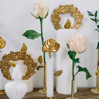 Bijou de Bougie Rose en métal doré signé Boncoeurs, création artisanale raffinée et symbolique, pour illuminer vos bougies d’une touche d’amour et de délicatesse, disponible chez la boutique Coton en Herbe
