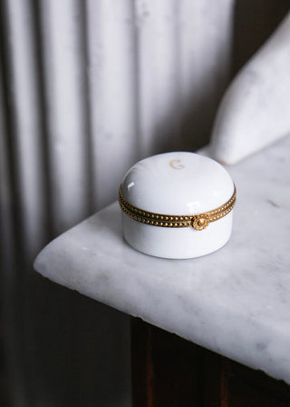 Boîte à bijoux sertie en porcelaine blanche signée Alix D. Reynis, création artisanale française d’une élégance intemporelle, proposée par Coton en Herbe.